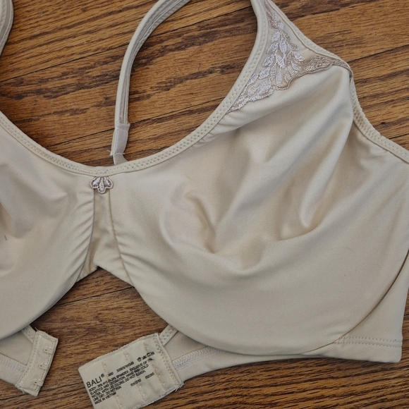 Bali 36DD Creme Underwire Bra Wide Band 3 Hooks Unlined Unpadded Lace Detail EUC - Picture 6 of 8
